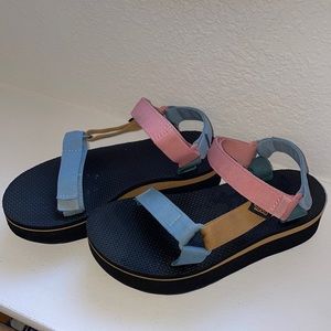 Teva Flatform - like new!